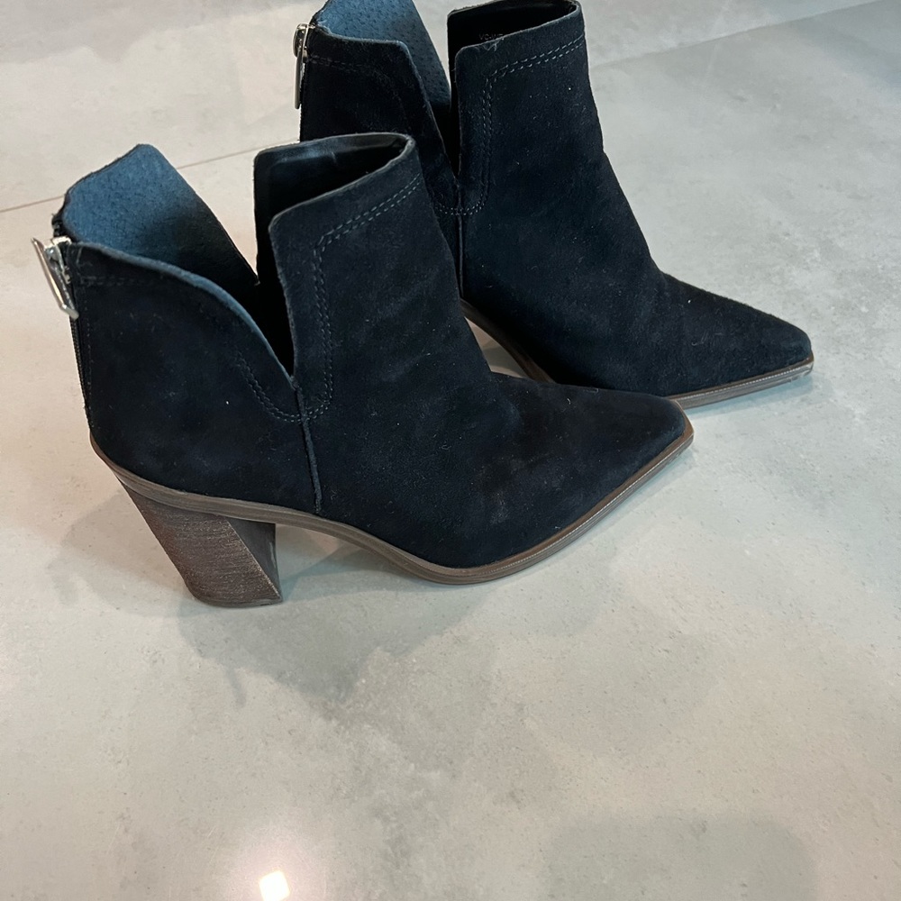Vince Camuto size 7m black suede booties NEW